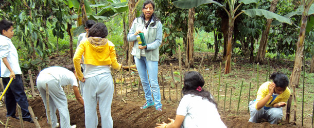 teaching children how to grow vegetables to improve their diets in Bua de los Colorados