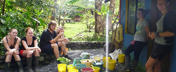 feeding time at the animal center in Puyo